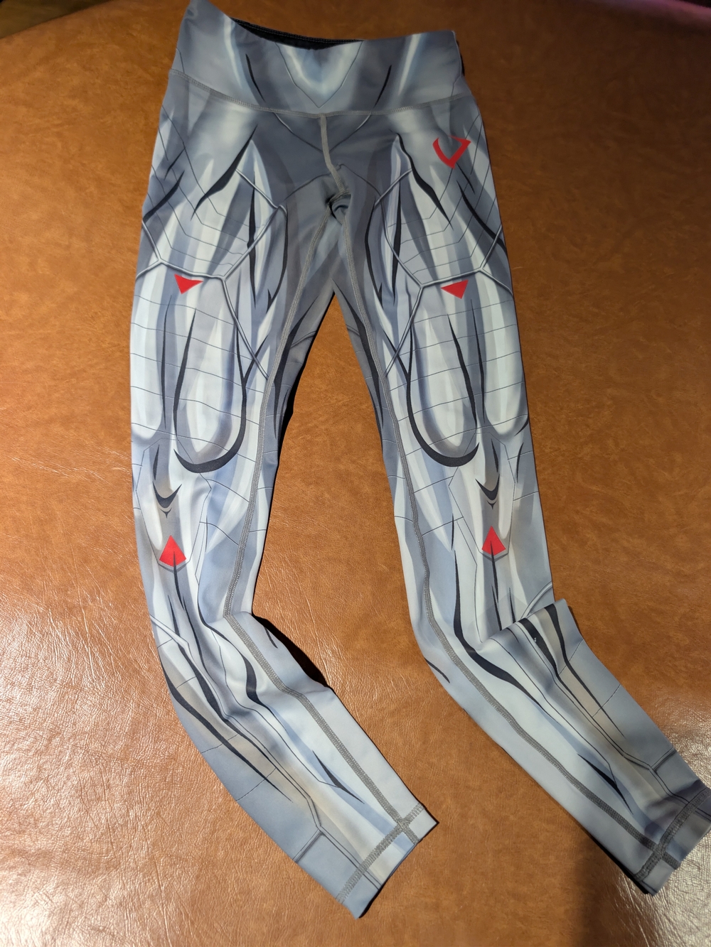 Seamless Gray Graphic Leggings with Red Accent Detail